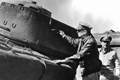 登上T-34一窥究竟的麦克阿瑟