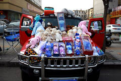 山东：大学生开悍马摆地摊