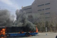 内蒙古：一公交车突发起火