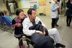 北京：12岁女孩独自照顾重病父亲