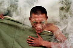 空降兵集训水下求生扮演战俘 