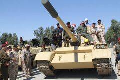 伊防长登上翻新中国造69式坦克