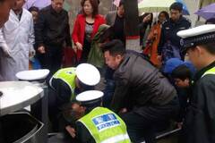 警察雨天街头施救晕倒老人