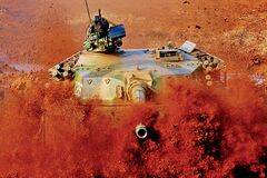 记者近距离拍摄解放军陆战装备