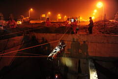 多名少年深夜集体飙车坠深坑