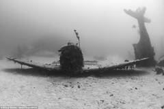 太平洋底沉寂70年的二战飞机墓地
