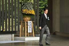 安倍在“千鸟渊战死者墓地”祭拜画面