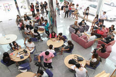 期待“免费变性手术”的泰国人 