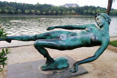 郑州：女性雕塑长年被“袭胸”