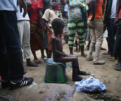 母亲死于埃博拉的男孩