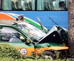 北京一出租车撞树3人亡