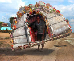 广西“蜗牛哥”6年徒步扛屋回家