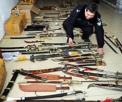 新疆：商户上缴2100余把管制刀具
