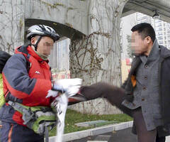 假驴友街头行乞骗钱遭暴打  