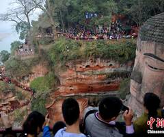 四川乐山上万民众排队看大佛