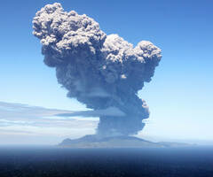 日本鹿儿岛县一火山喷发
