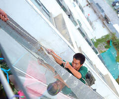 男童嫌楼外“蜘蛛人”施工太吵割断安全绳