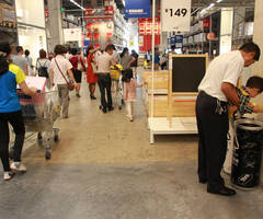 宜家家居垃圾桶成便池 混乱现场组照