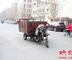 环卫工通宵劳作 体力透支马路中睡着