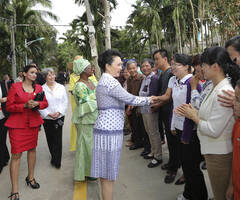 彭丽媛与外方领导夫人参观海南村庄
