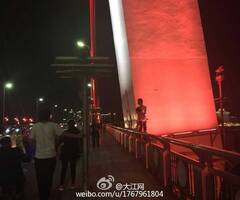 南昌：男子吸毒后携幼女跳桥现场