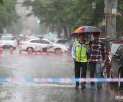 沈阳：雨中接力送考生