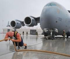 加拿大牧师拉动189吨重飞机