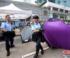 香港警方清除“占中”障碍物
