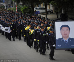 缉毒警察的葬礼 送行队伍延绵2公里