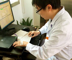 医生拎着吊瓶为患者拍片