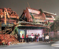 广东：被拆楼房砸到公交站 乘客头顶废墟等车
