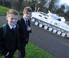 军事迷父亲开坦克接送儿子上学