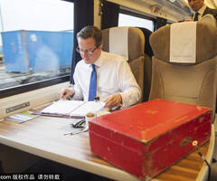 英国首相卡梅伦与机密红箱子