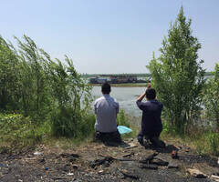 家属江边祭奠哭喊：爸爸你要带好妈妈