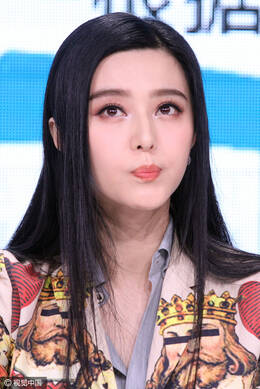 范冰冰贡献最美表情包 吐舌卖萌美美哒