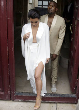 女<em>主持未穿胸罩</em>_初中女生系鞋带露胸 - 家禽家