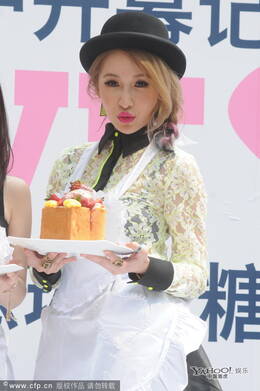 萧亚轩戴<em>围裙</em>扮<em>女仆</em>狂卖萌 蕾丝衣露黑色Bra显