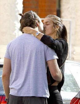 伊莲娜高调秀恩爱 与男友街边热吻难舍难分