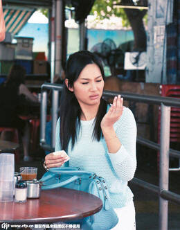 徐子珊拍戏遭马德钟调戏 脸抹口水委屈[高清大