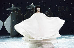 56岁杨丽萍穿透视装演出 侄女小彩旗不停旋转