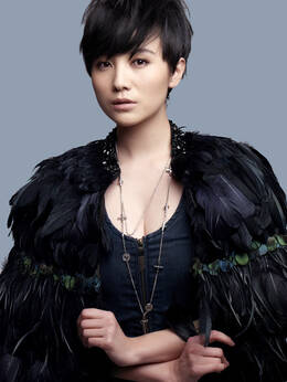 小宋佳短发演绎中性英伦 雀羽服彰显玩酷自由主义