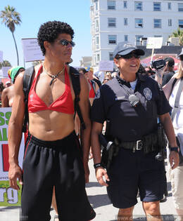 国际裸胸节女人打赤膊<em>男人带胸罩</em> 呼吁两性平