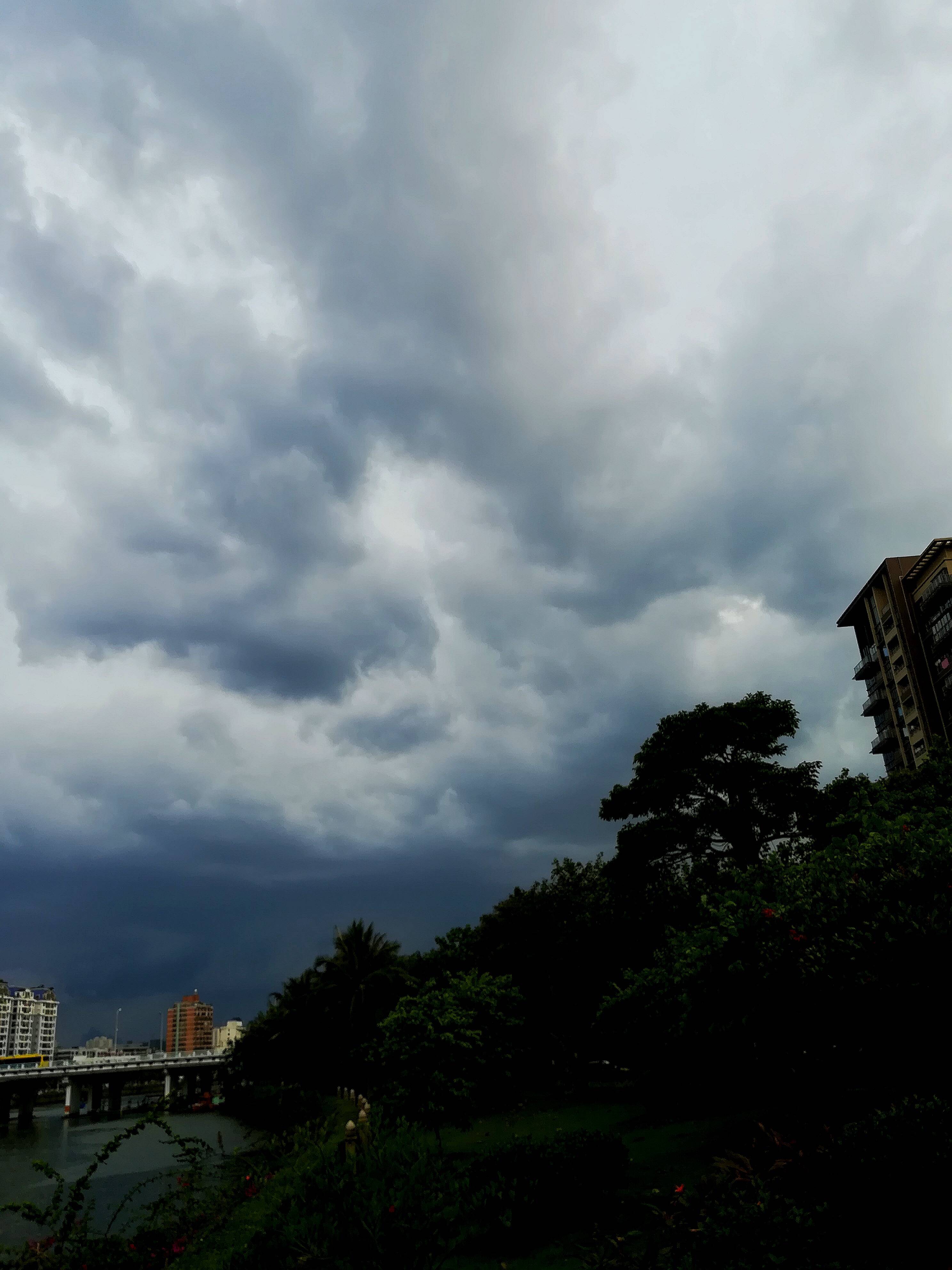 高清组图:雷雨"临盆"前的海口天象大片