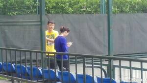 李娜一家三口现身网球场 姜山展示球技