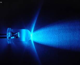 日科学家获诺贝尔物理奖因发明蓝光LED灯