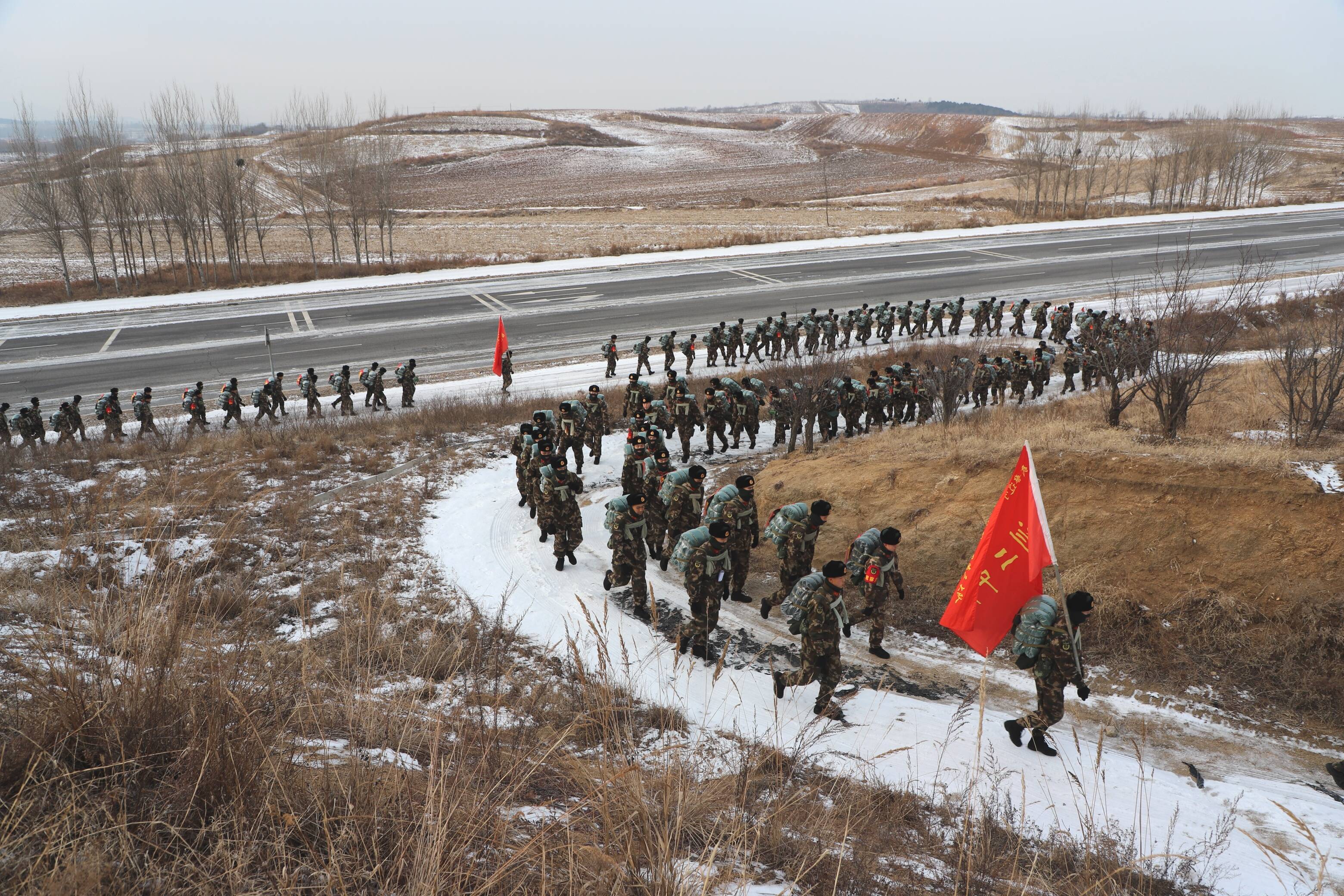 武警辽宁总队沈阳支队组织新兵在开展野营拉练!