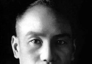 台湾蒋介石头部被涂匪字铜像绑情趣用品推吗不能直通车情趣用品图片
