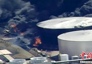 天津爆炸现场:汽车轮毂熔化成小河