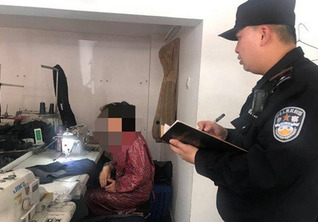 广西一女子帮丈夫出头 抡臂挥掌打伤警察