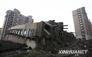 外媒评上海楼房倒塌事故 中国玻璃质量惊呆世界